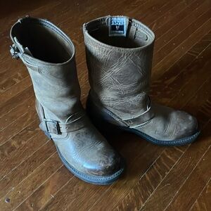 Frye women’s brown motorcycle boots. Round toe.